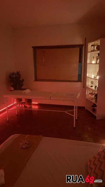 Massagens feitas em marquesa em topless 270