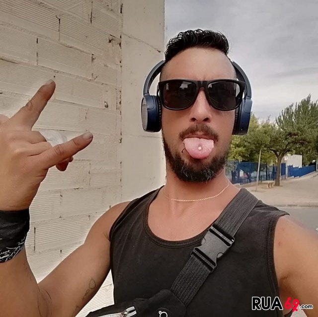 Homem oferece-se a mulheres para momentos de diversão  482