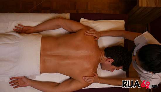 Homem massagista disponível para massagens relaxantes em local discreto e confortável.
