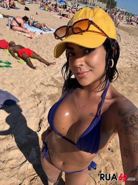 Morena cheia de curvas.