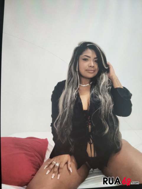 Belas amigas loura e morena  481