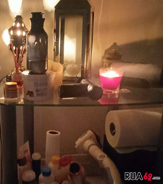 Casal faz massagem relaxamento em marquesa a homens de bom trato social  568