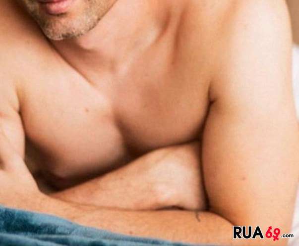 Casal faz massagem relaxamento em marquesa a homens de bom trato social  603