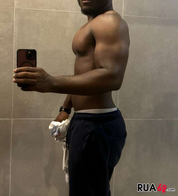 Jovem negro com um belo corpo e um belo dote  583