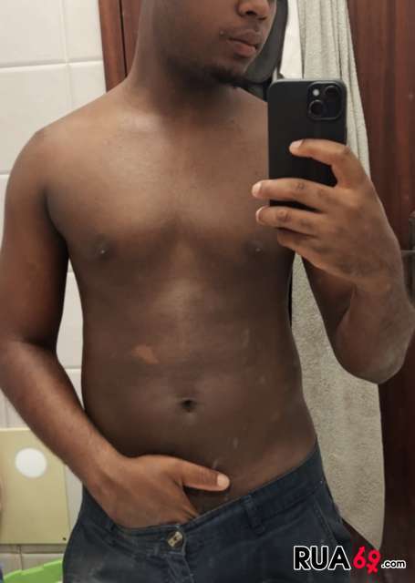 Jovem africano disponível para sexo 455