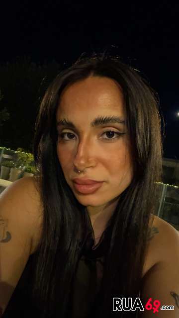 Jovem cuidada e delicada  360